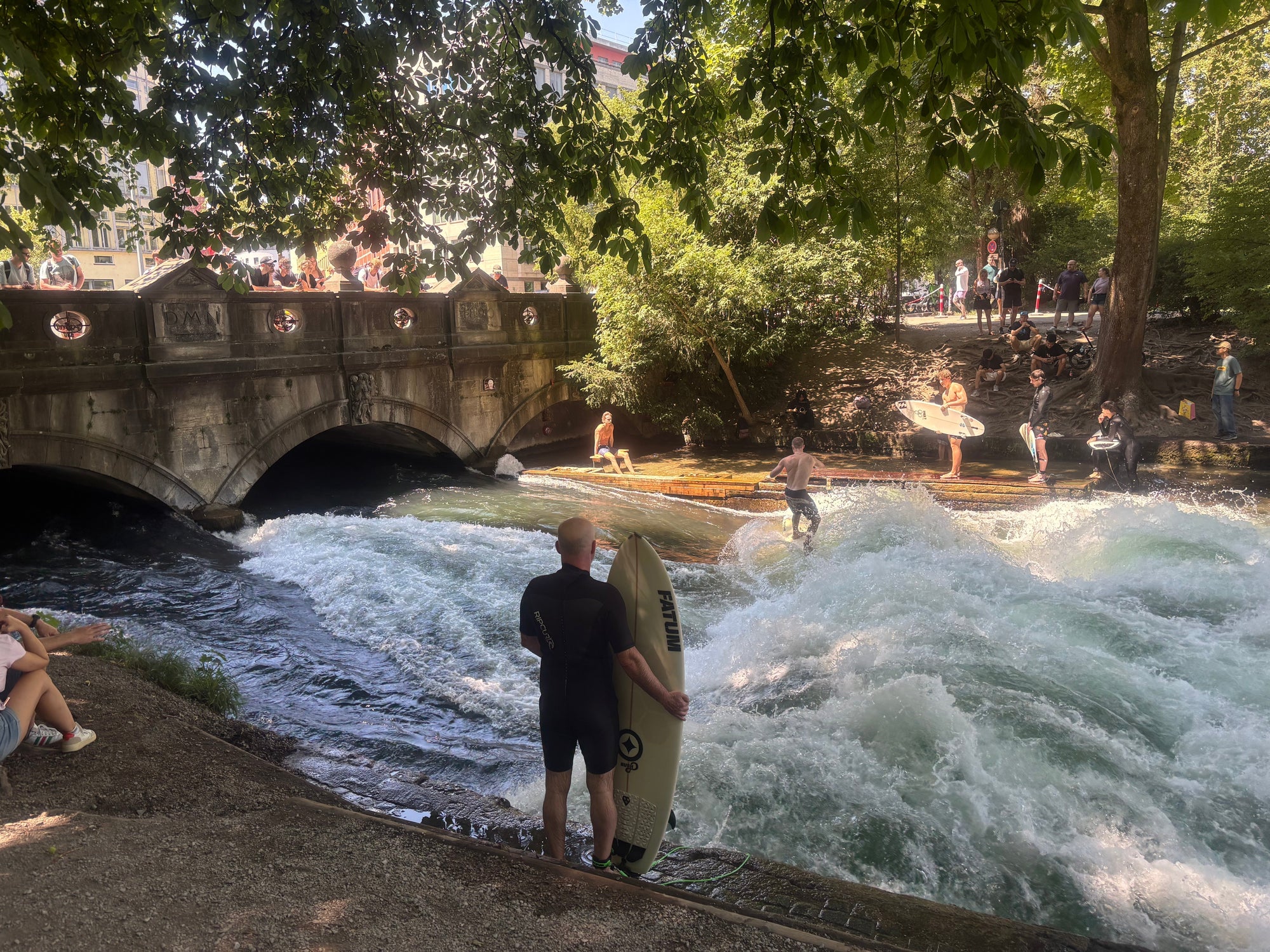 Blick auf die Eisbachbrücke und die berühmte Welle.